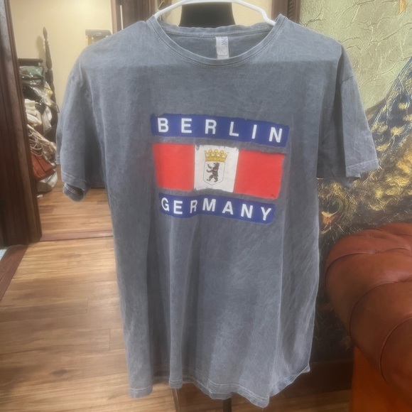 Gray Berlin Germany Graphic T-Shirt size large in used condition - Picture 1 of 4